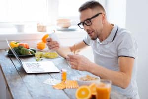 דיאטה דלת פחמימות לבין דיאטה עם טיפול תרופתי קסניקל
